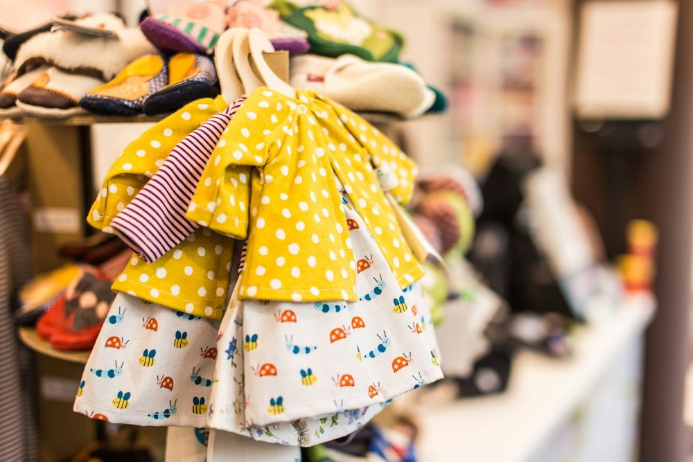 Vestido de bolinhas com laço
